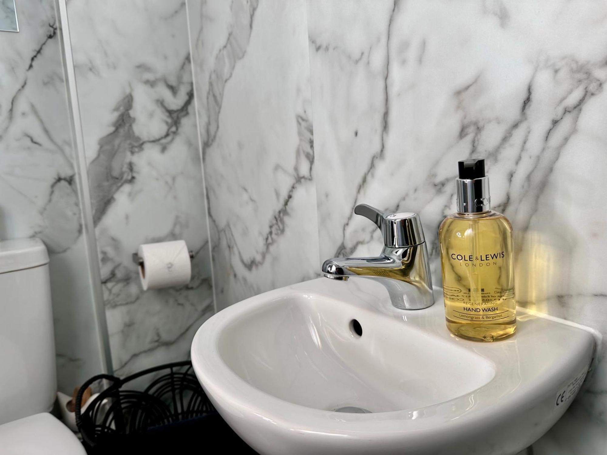 New Studio Apartment - Minutes Walk To Cathedral 索尔兹伯里 外观 照片